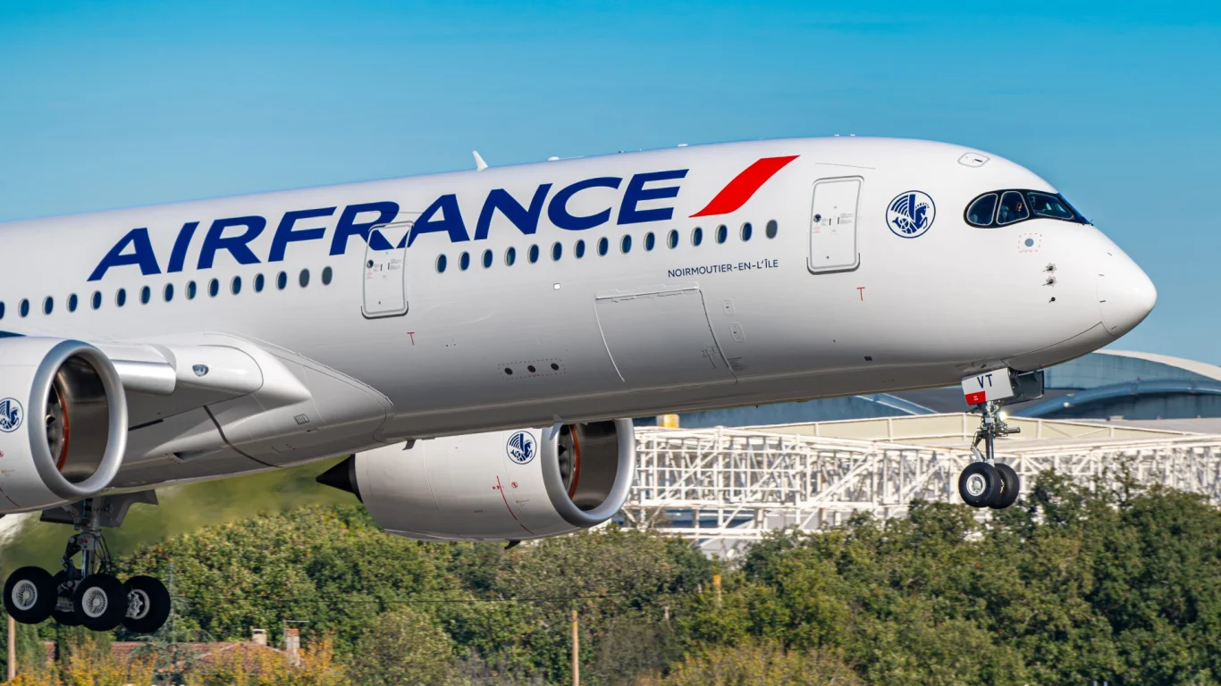 Air France Airbus A350-900 landing