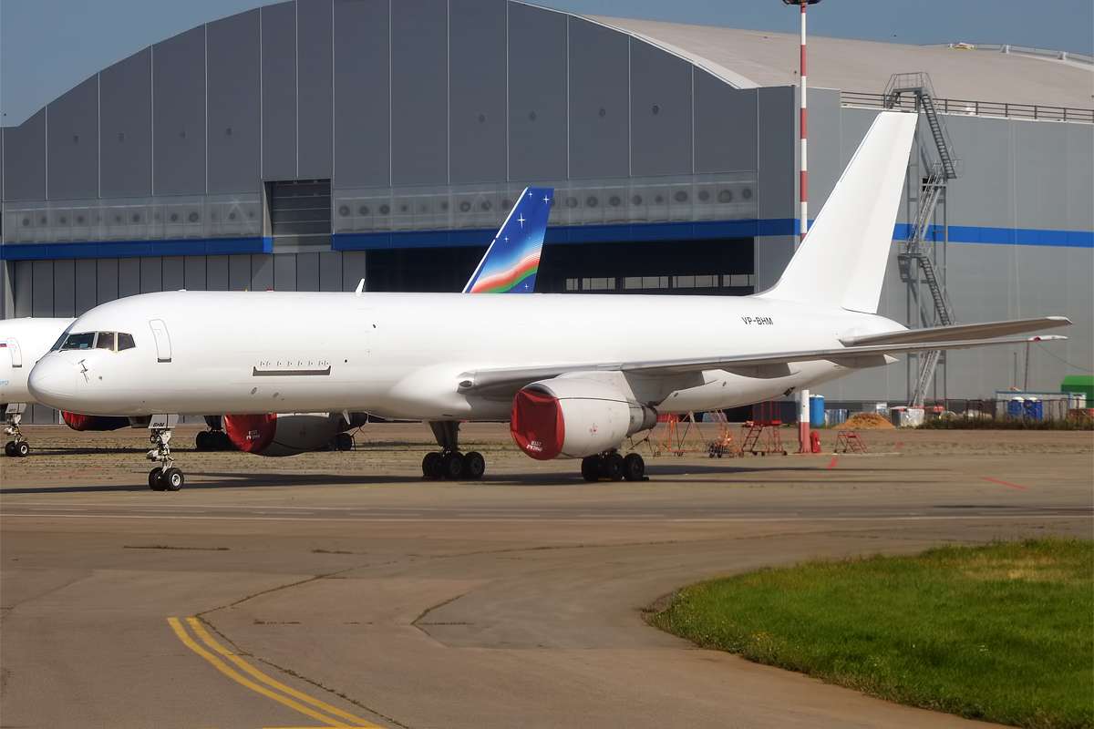 A Boeing 757-222(PCF)