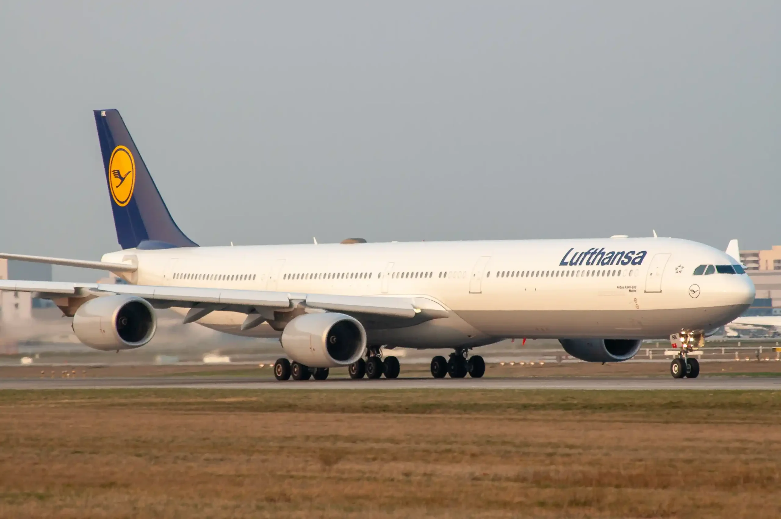 An Airbus A340-600 from Lufthansa accelerates for takeoff
