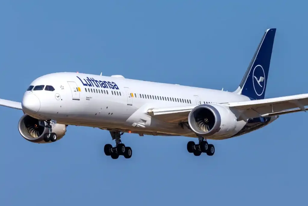 Lufthansa Boeing 787-9 Dreamliner (Reg.: N879TQ) performing a test flight before heading Germany