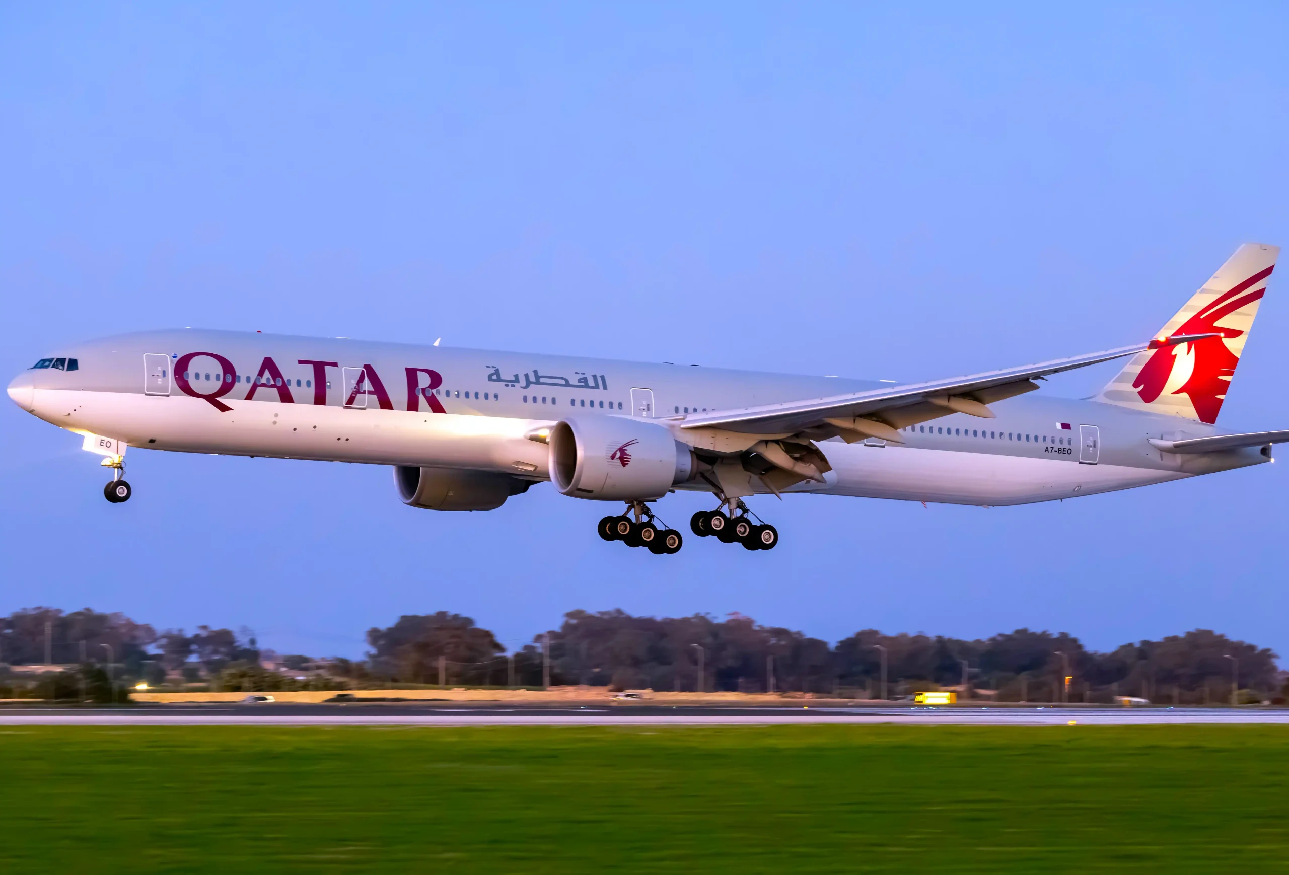 Qatar Airways Boeing 777-3DZ-ER (REG: A7-BEO) landing well after sunset